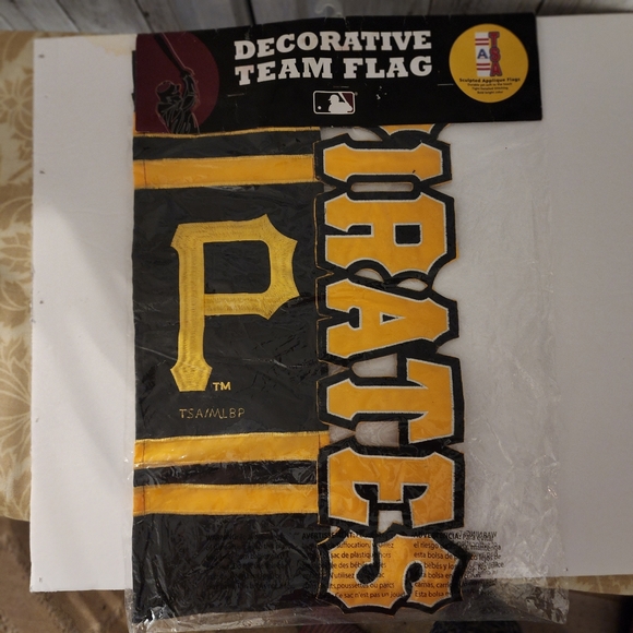 Collegiate Decorative Flag - Picture 1 of 7